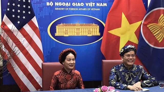 越南驻美国大使何金玉和夫人参加迎接2021辛丑牛年春节招待会。