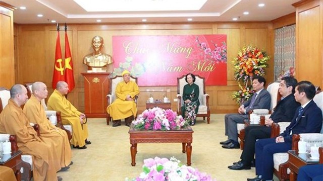 中央民运部部长张氏梅会见越南佛教协会中央治事委员会副主席释青绕和尚。（图片来源：越通社）