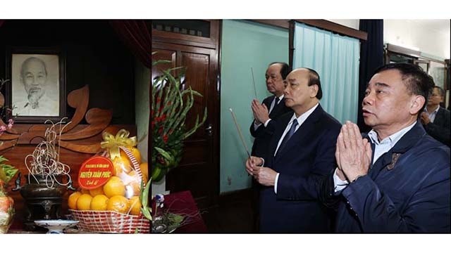 政府总理阮春福在67号房向胡志明主席敬香