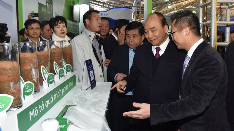 阮春福总理参观2021年越南革新创新国际博览会。