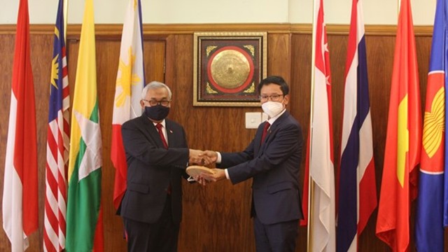越南驻南非大使黄文利向印度尼西亚驻南非大使萨尔曼·法里西移交东盟驻南非委员会主席职务。（图片来源：越通社）