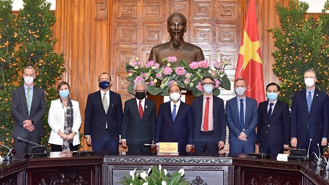 阮春福总理与各位大使和首席代表合影。