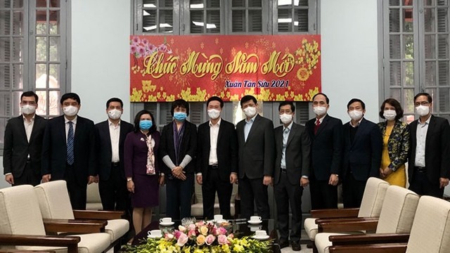 越共中央书记处常务书记武文赏走访慰问中央卫生与流行病学研究院工作人员。