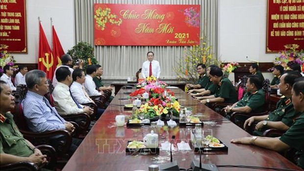 越南祖国阵线中央委员会主席陈青敏同第9军区司令部交谈。（图片来源：越通社）