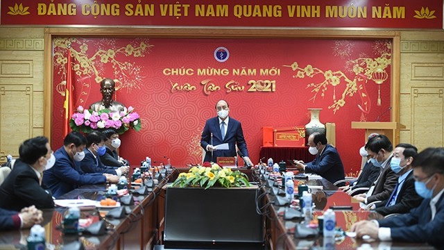 阮春福总理通过视频连线远程慰问各地方医务人员。（图片来源：VGP）