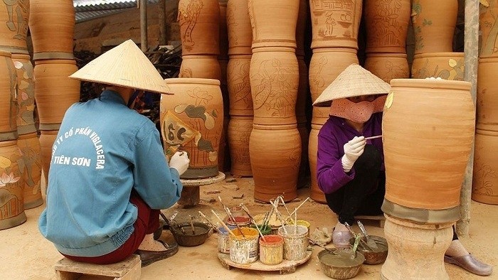 工匠在完成扶朗陶艺村产品。（图片来源：luhanhvietnam.com.vn）