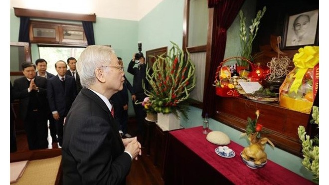 越共中央总书记、国家主席阮富仲上香缅怀胡志明主席。（图片来源：越通社）
