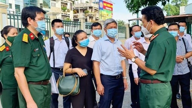 越南卫生部副部长阮长山视察胡志明市新冠肺炎患者治疗情况 。
