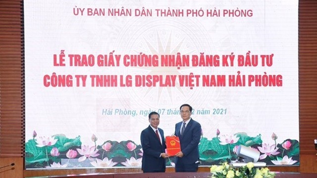 海防市人民委员会主席阮文松向乐金显示（越南海防）有限公司的海防乐金显示项目颁发投资许可证。