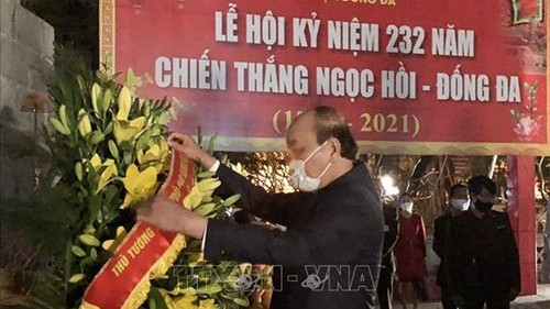 阮春福总理献上鲜花。（图片来源：越通社）