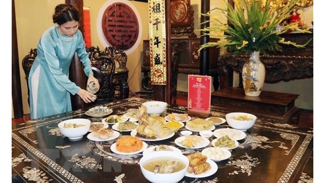 附图：每逢春节过年，越南人又有选购美味而珍稀的食物之乐，首先是供奉祖先，然后全家人一起品尝分享。