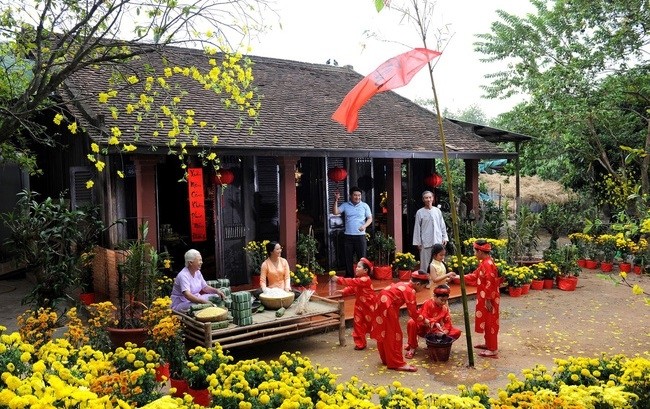 附图：春节始终是越南民间最大也最热闹的传统节日。