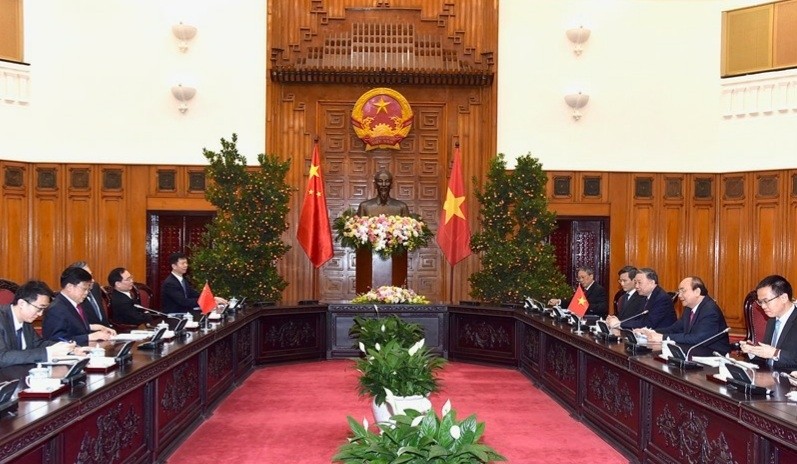 越南政府总理阮春福在政府总部2月19日会见了正对越南进行访问的中国国务委员、公安部部长赵克志。（图片来源：越通社）