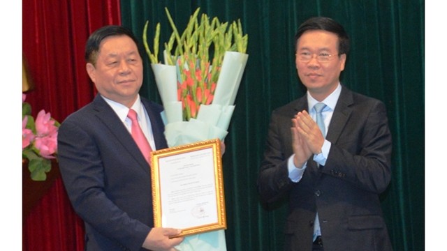 越共中央政治局委员、书记处常务书记武文赏向新任越共中央宣教部部长阮重义颁发决定。