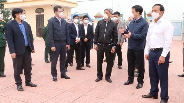 越南卫生部副部长阮长山视察海阳省新冠肺炎疫情防控工作。（图片来源：越通社）