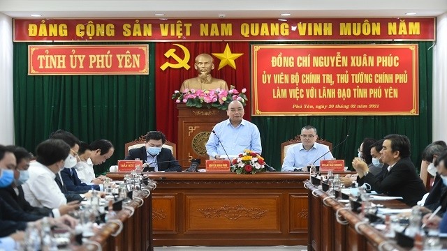 阮春福总理与富安省主要领导举行工作会谈。（图片来源：VGP）