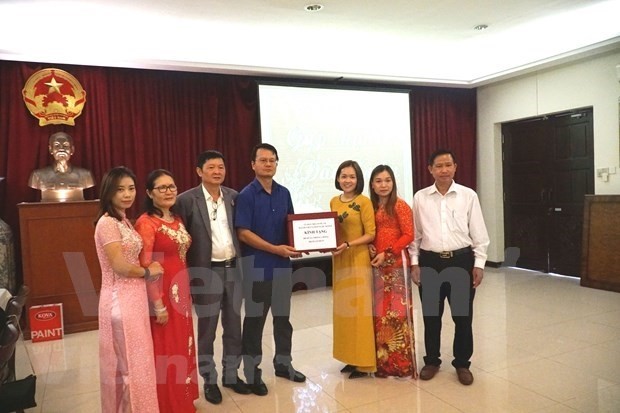 越南驻马来西亚大使馆向旅马越南人社群赠送防疫物资。（图片来源：越通社）