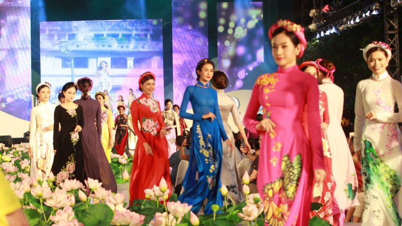 传统长衣--蕴藏着越南文化精髓的宝贵遗产。