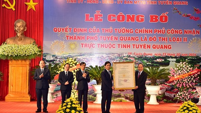 越南政府总理有关公认宣光市为宣光省直属二级城市的决定公布仪式。