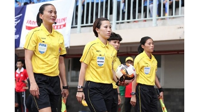 裴氏秋庄（中）和张氏丽贞（左）入选澳大利亚、新西兰2023年女足世界杯裁判员候选名单。（图片来源：越通社）