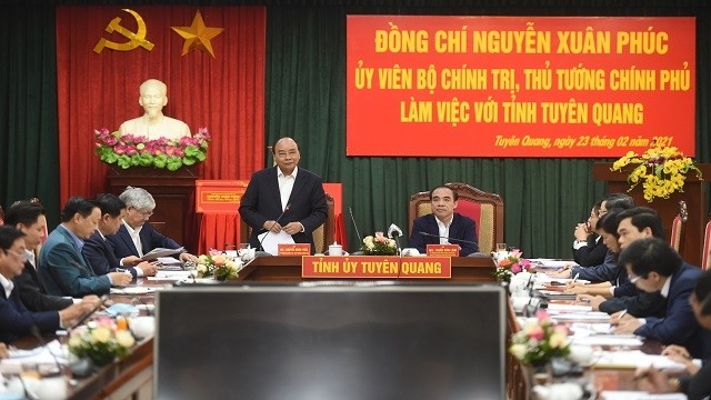 阮春福总理同宣光省主要领导举行工作座谈。（图片来源：VGP）