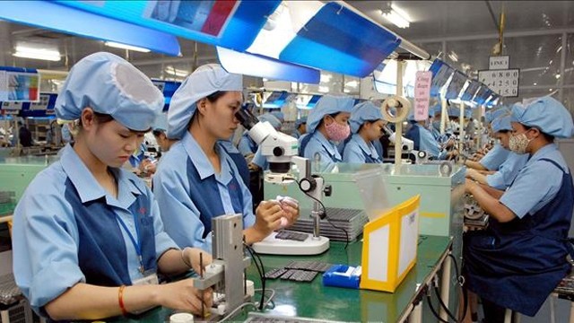 图为坐落在兴安省甲号绥街工业区的佳能厂的电子零件生产线。