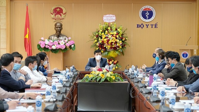 越南卫生不部长阮青龙在会上发言。