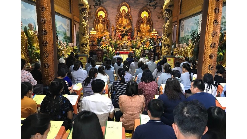 旅老越南人共同祈愿国泰民安。（图片来源：越通社）