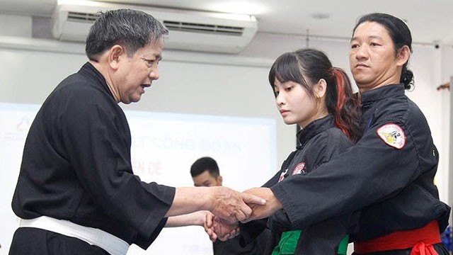 胡祥武师(左一)给学员直接传授武术套路。