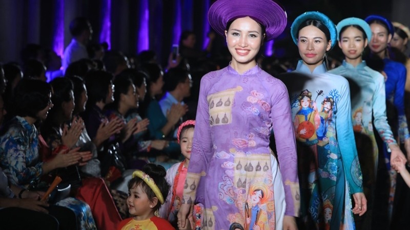 附图：传统长衣与越南妇女形象息息相连的文化象征。