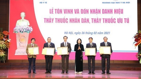 国家副主席邓氏玉盛向5名医生授予“人民医师”称号。