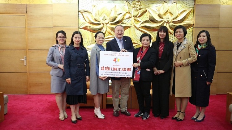 越南与加拿大友好协会举行2019年关爱儿童慈善义跑善款支票移交仪式。
