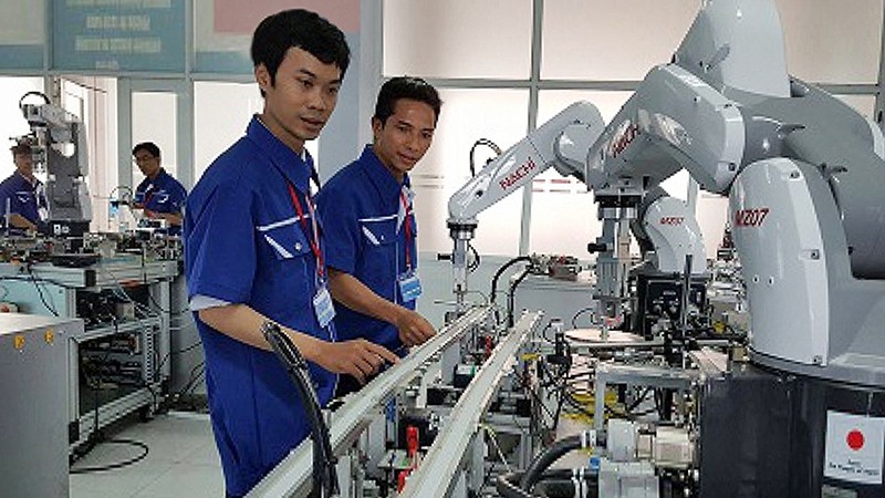 附图：设在胡志明市高技术工业区的越日技术培训与转移中心学员操作机器人。