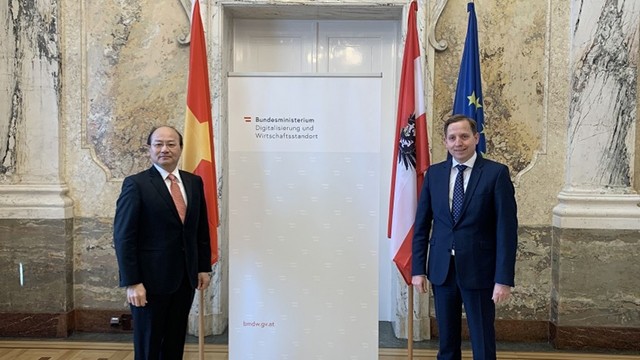 越南驻奥地利大使黎勇和奥地利数字与经济事务部常务副部长迈克尔·埃斯特尔合影。