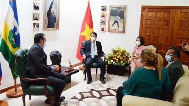 越南驻委内瑞拉大使黎曰缘一行对对该国瓜里科州进行工作访问。（图片来源：越通社）