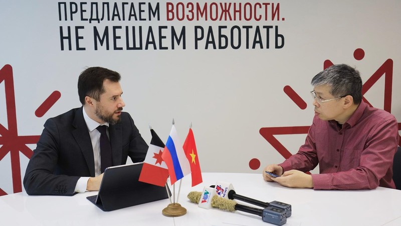 俄罗斯乌德穆尔特共和国第一副总理康斯坦丁•松佐夫接受越通社记者的采访。（图片来源：越通社）