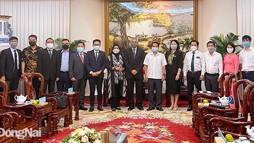 同奈省领导人与印尼驻胡志明市总领事一行合影。（图片来源：《同奈报》）