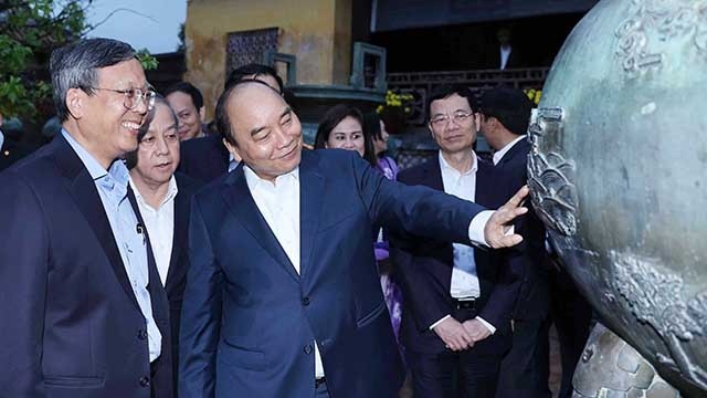 阮春福总理参观顺化古都遗迹。（图片来源：VGP）