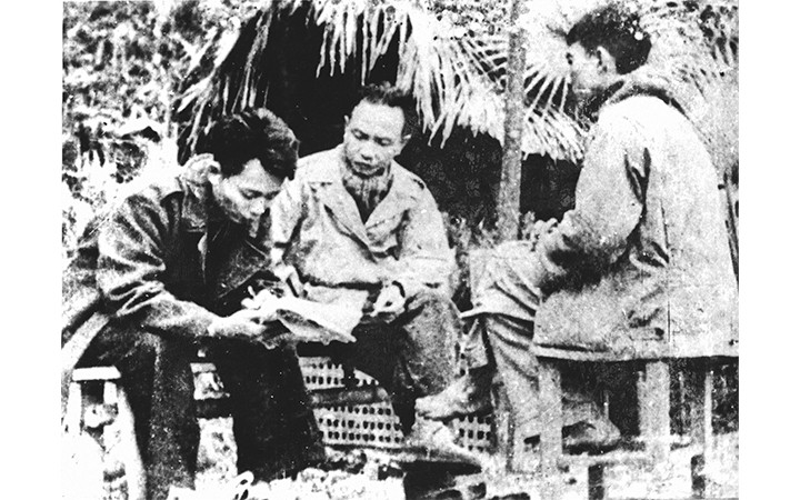 长征、新钢与何春长等同志审阅1951年《人民报》创刊号稿件。