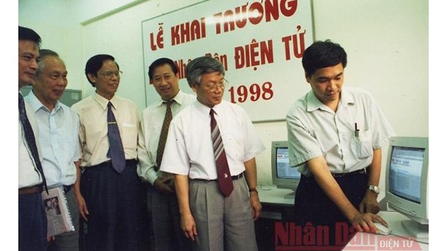 越共中央政治局委员阮富仲1998年6月21日检查《人民报网》基础设施。