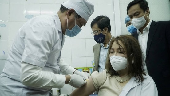 首批新冠疫苗接种在河内、胡志明市和海阳省正式展开。