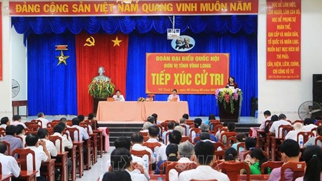 越南国家副主席邓氏玉盛会见永隆省选民。