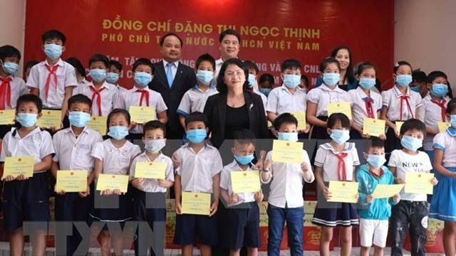 越南国家副主席邓氏玉盛向吞纸抱犬学生颁发助学金。（图片来源：越通社）