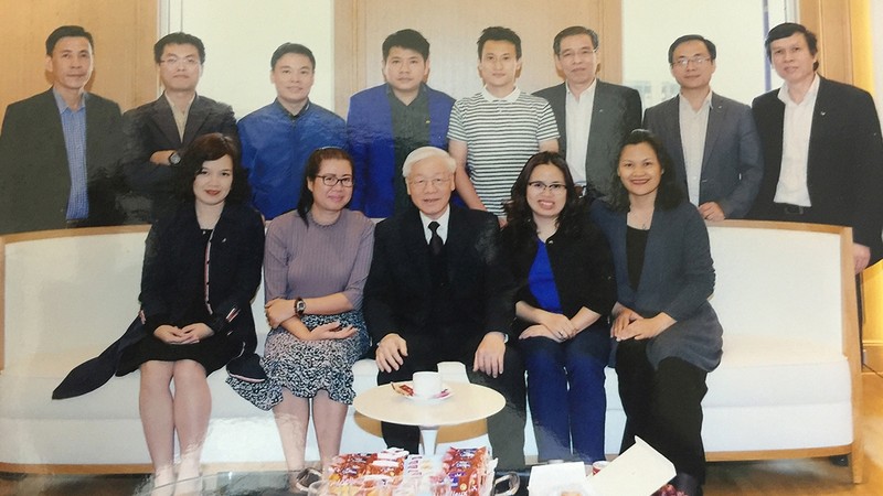 越共中央总书记、国家主席阮富仲和各名专职记者。