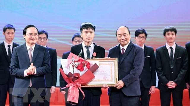 政府总理阮春福向学习领域取得优异成绩的学生裴鸿德颁奖。（图片来源：越通社）