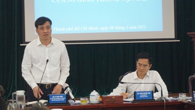胡志明市人民委员会副主席黎和平在会议上发表讲话。（图片来源：越通社）