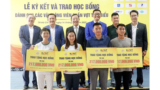 向越南4名优秀网球运动员颁发总额逾8亿越盾的全额奖学金。