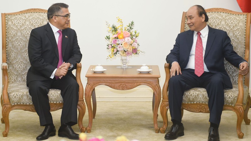 越南政府总理阮春福会见菲律宾驻越南大使。（图片来源：VGP）