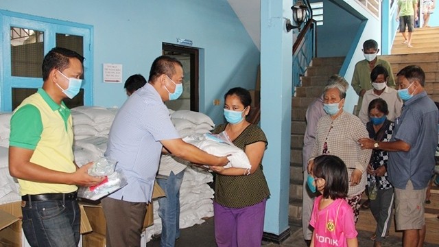 为遭受新冠肺炎疫情影响的越南侨胞提供协助。（图片来源：国际报）