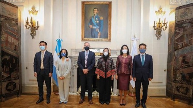 阿根廷外长费利佩•索拉与印度尼西亚、菲律宾、泰国和马来西亚等东盟成员国驻布宜诺斯艾利斯大使合影。